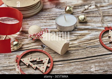 Weihnachtliche Komposition mit handgefertigtem Spielzeug auf Holzhintergrund, flaches Lay Stockfoto