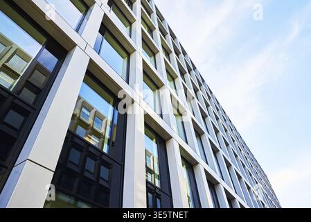 Moderner Wohnkomplex. Fassade des neuen Bürogebäudes in Europa. Komplex von Wohnhäusern in Polen Stockfoto