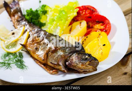 Gebackene Forelle mit Gemüse Stockfoto