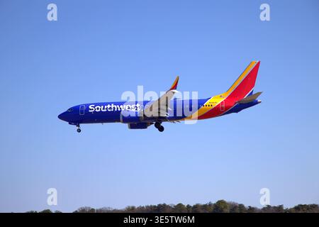 Die Boeing 737-800 von Southwest Airlines wird in „Herz“-Lackierung bei der letzten Landung vor einem klaren blauen Himmel angesteuert. Stockfoto