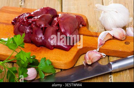 Rohe Kaninchenleber mit natürlichen Zutaten vor dem Kochen Stockfoto