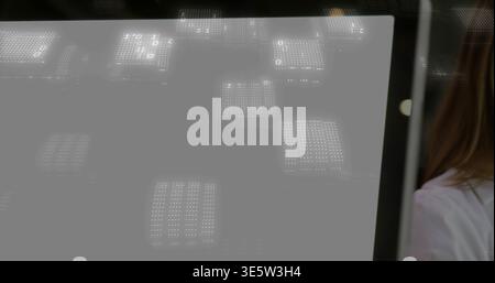 Anzeige des Monitors, der LED-Punkte im Büro reflektiert, mit Taste und Frau in weißer Bluse, Kopierraum Stockfoto