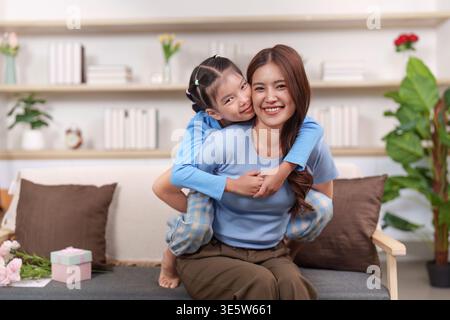 Mutter und Tochter genießen spielerische Zeit miteinander Stockfoto