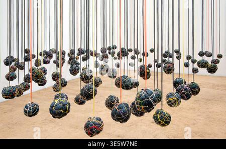 Hängende Playtime-Kunstinstallation des kenianischen Künstlers Wangechi Mutu mit Fußbälle aus Plastiktüten, Decken und Seilen Stockfoto