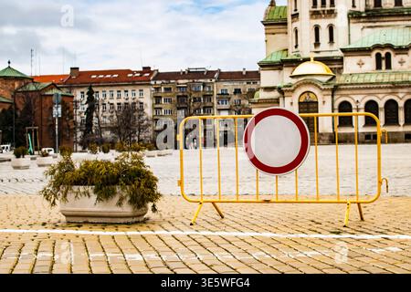 Temporäre Straßensperre ohne Zutritt vor dem Domgebäude auf dem Stadtplatz, städtebauliche Einschränkung und Verkehrskontrollkonzept Stockfoto
