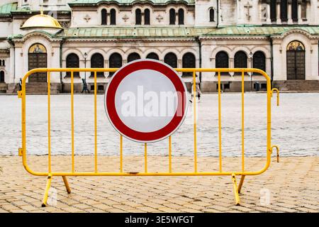 Temporäre Straßensperre ohne Zutritt vor dem Domgebäude auf dem Stadtplatz, städtebauliche Einschränkung und Verkehrskontrollkonzept Stockfoto