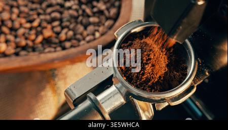 Kaffee, Maschine und Portafilter im Café mit Mahlwerk, Bohnen oder Latte für dunkle Röstgetränke. Getränke, Ausrüstung und Pulver in Halter mit Stockfoto