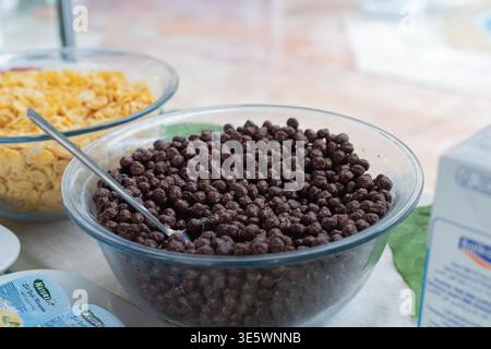 Schokoladen-Müslikugeln in Glasschüssel mit Cornflakes Frühstück gesundes Morgen-Food-Konzept Stockfoto