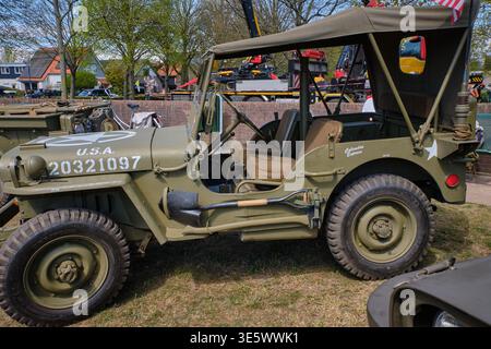 Limmen, Niederlande - 20. April 2025: Kriegsfahrzeug Oldtimer Army Jeep Historical Vehicle Limmen Noord-Holland Niederlande Old War Tran Stockfoto