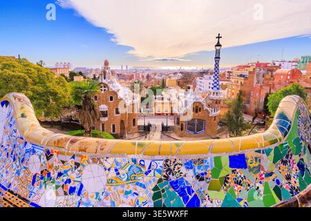 Barcelona in Katalonien, Spanien. Die skurrilen Torhäuser, Mosaikarbeiten und die Skyline von Barcelona vom Park Güell aus gesehen. Stockfoto