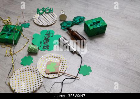 Nach der Party versammeln Sie sich mit Geschenken und Dekor für den St. Patrick's Day auf hellem Holzboden Stockfoto