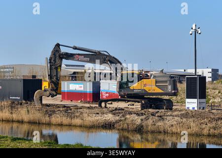 Wormerveer, Niederlande - 22. März 2026: Infrastrukturentwicklung und -Bau in Wormerveer Niederlande ein Bagger arbeitet an einem Bau Stockfoto