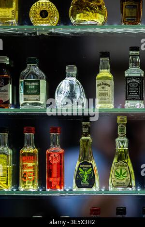 Prag, Tschechische Republik - 30. Mai 2016: Auswahl kleiner Flaschen in Regalen, die wahrscheinlich verschiedene Arten von Alkohol oder Spirituosen enthalten. Stockfoto