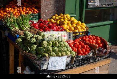 Frisches Gemüse und Obst werden auf dem lokalen Straßenmarkt in Barcelona, Spanien, ausgestellt. Buntes Sortiment an Bio-Produkten Stockfoto