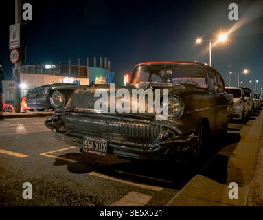 Southend-on-Sea, Großbritannien - 28. März 2026: Ein klassischer amerikanischer Chevrolet-Wagen mit Patina-Finish parkt am Abend beim „Old Fella Reunion“-Treffen am Meer. Stockfoto