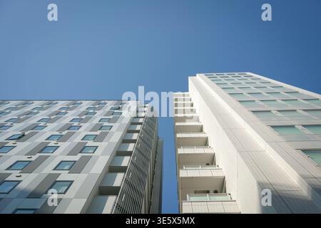 Moderne Geschäftsgebäude-Architektur vor blauem Himmel. Tiefwinkelansicht, Kopierraum. Stockfoto