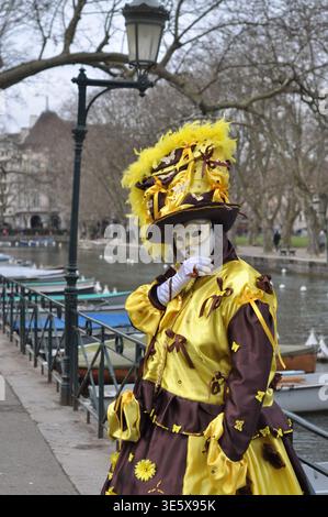 Annecy (Zentralfrankreich), 20. Februar 2016: Venezianischer Karneval, organisiert von der Association Rencontres Italie Annecy (ARIA). Frau trägt eine Ma Stockfoto