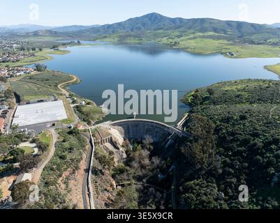 Betondamm aus der Vogelperspektive in einer Vorstadtlage am See Stockfoto