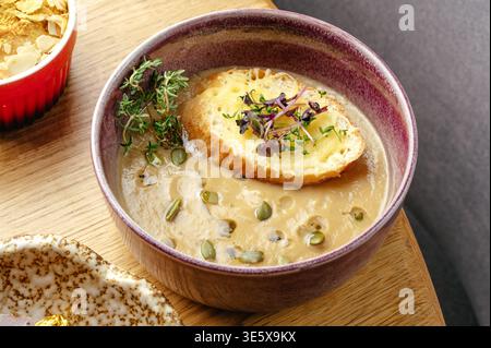 Kürbissuppe mit Croutons und Kräutern Stockfoto