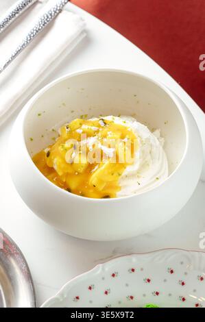 Eis mit Mangostücken Stockfoto