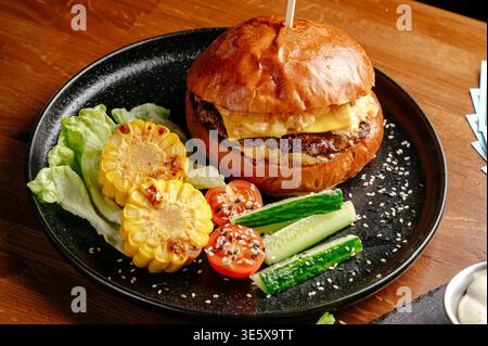burger mit Fleisch und Gemüse Stockfoto