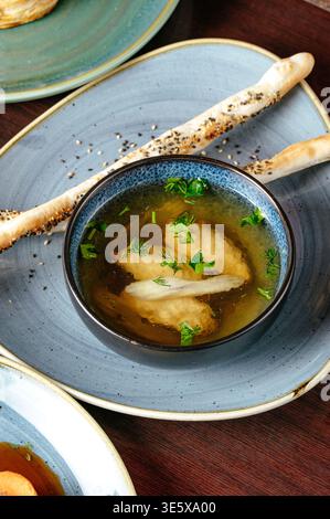 Klöße in Brühe und mit Brotstäbchen Stockfoto