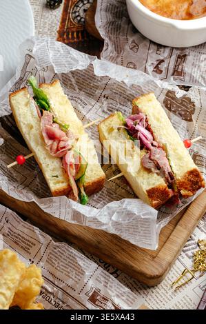 Sandwiches mit Speck und Salat auf einem Holzbrett Stockfoto