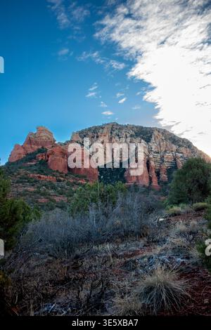 Red Rock Canyon Klippen und Wüstenvegetation unter dramatischem Himmel Stockfoto