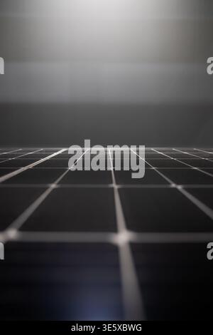 Nahaufnahme von Solarpaneelen mit niedrigem Winkel, die sich in Richtung weiches Licht, saubere Energie und moderner Technologie ausdehnen Stockfoto