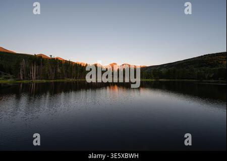 Alpenglow in den Rocky Mountains in der Nähe des Estes Park in Colorado Stockfoto
