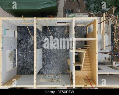 Blick von oben auf die Holzhauskonstruktion mit Rahmen, Treppen und Inneneinrichtung im Bau Stockfoto