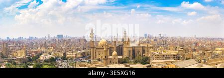 Panorama von Kairo mit Blick auf die Sultan Hassan Moschee von oben, Ägypten Stockfoto