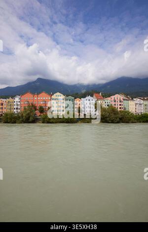Bunte Häuser am Inn-Ufer, Innsbruck, Österreich Stockfoto