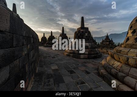 Malerischer Blick auf den Sonnenaufgang der antiken Steinstupas am Borobudur-Tempel, einem UNESCO-Weltkulturerbe in Magelang, Zentral-Java, Indonesien, Stockfoto
