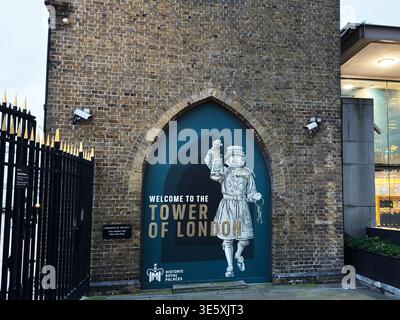 London, Großbritannien - 02. Februar 2026: Begrüßungsschild an einem Backsteinbogeneingang zum historischen Tower of London in London, Großbritannien. Stockfoto