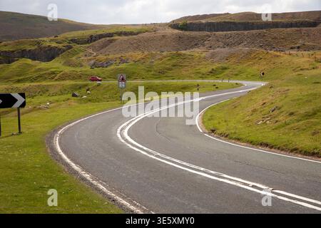 Großbritannien, Wales, Powys, Brecon Beacons, kurvige Bergstraße über Mynydd Llangatwg Stockfoto