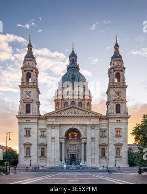 Stephansdom in Budapest mit symmetrischer Fassade, Twin-Türmen und sanftem Himmel in Pastelltönen im warmen Abendlicht, Ungarn. Stockfoto