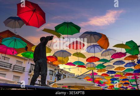 Kunstinstallation von Statuen und Sonnenschirmen in Torrox Pueblo, Provinz Malaga, Andalusien, Spanien. Stockfoto