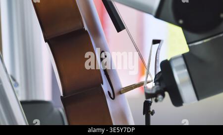 Roboterarm, der ein klassisches Celloinstrument spielt, ein Konzept von Technik und Kunst Stockfoto
