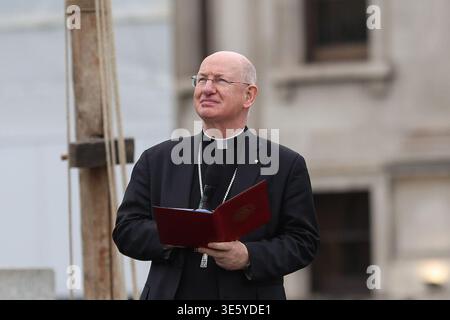 London, England, Großbritannien. April 2026. Der Erzbischof von Westminster RICHARD MOTH spricht vor der Aufführung von Wintershalls „die Passion Jesu“ am Karfreitag auf dem Trafalgar Square in London. (Kreditbild: © Zeynep Demir Aslim/ZUMA Press Wire) NUR REDAKTIONELLE VERWENDUNG! Nicht für kommerzielle ZWECKE! Quelle: ZUMA Press, Inc./Alamy Live News Stockfoto