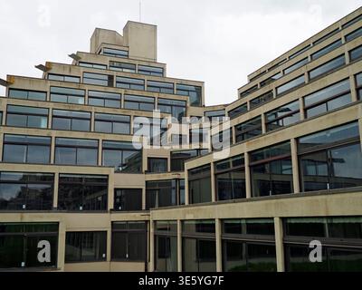 Norfolk Terrace Gebäude entworfen von Sir Denys Lasdun, University of East Anglia, Norwich, Großbritannien Stockfoto