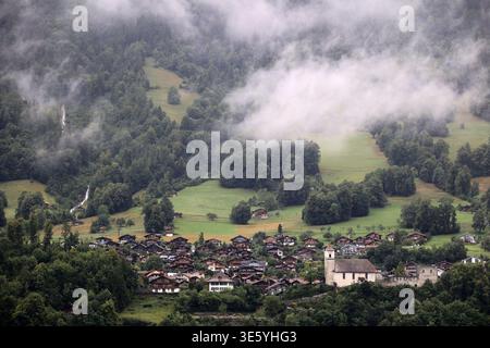 Blick auf die wunderschön gelegene Gemeinde Lauterbrunnen in der Schweiz Stockfoto
