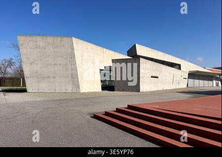 Vitra Feuerwehrhaus der Architektin Zaha Hadid auf dem Vitra Campus ...