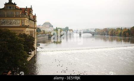 Fantastischer Blick Auf Die Moldau Von Der Karlsbrücke In Prag. Ein perfekter Ort für Besichtigungen Stockfoto