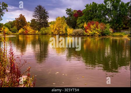 Farbenfrohe Herbstbäume und Reflexionen auf Einem ruhigen See mit lebhaftem Herbstlaub Stockfoto