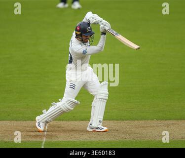 London, Großbritannien. April 2026. LONDON, ENGLAND – 3. APRIL: Ryan Higgins von Middlesex schlägt während des Rothesay County Championship-Spiels zwischen Middlesex und Gloucestershire am Lord's Cricket Ground am 3. April 2026 in London. Quelle: SPP Sport Pressefoto. /Alamy Live News Stockfoto