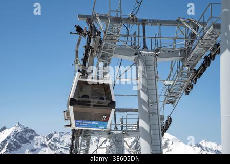 ELBRUS, RUSSLAND - 08. JUNI 2023: Eine der Seilbahnen auf dem Gipfel des Elbrus. Republik Kabardino-Balkaria Stockfoto