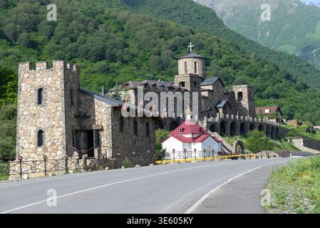 Das antike Alan Holy Dormition Kloster in einer bergigen Landschaft. Oberes Fiagdon, Nordossetien-Alanien, Russland Stockfoto