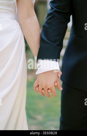 Frisch Verheiratete Partner Tauschen Gelübde Aus Und Demonstrieren Liebe Mit Gefesselten Händen Stockfoto