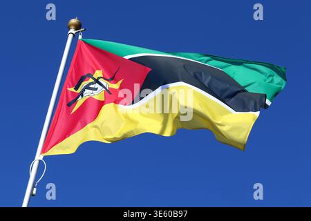 Sankt Petersburg, Russland. April 2026. Die Nationalflagge der Republik Mosambik, flattert im Wind auf einem Fahnenmast in Sankt Petersburg, Russland. (Credit Image: © Maksim Konstantinov/SOPA Images via ZUMA Press Wire) NUR REDAKTIONELLE VERWENDUNG! Nicht für kommerzielle ZWECKE! Stockfoto